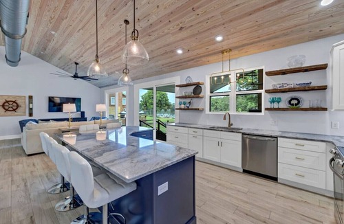 Saluda House | Bluebird Bay with Hot Tub & Outdoor Area | Sleeps 8