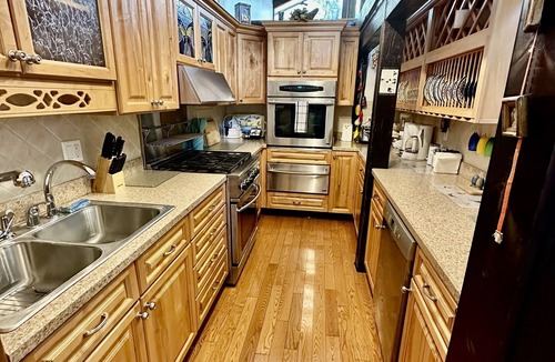Homosassa House | BlueMoon lodge. Resort style getaway on the water. Close to everything 40 acre.
