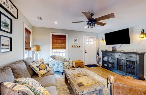 Mexico Beach Business Center House | Boater's coastal paradise with firepit, patio, & generous yard - walk to water