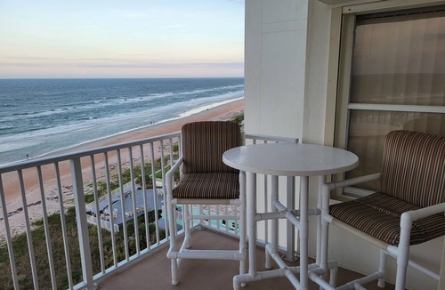 Sunny Shores Condo | Bobby's oceanfront 2 king suites and bunk beds condo
