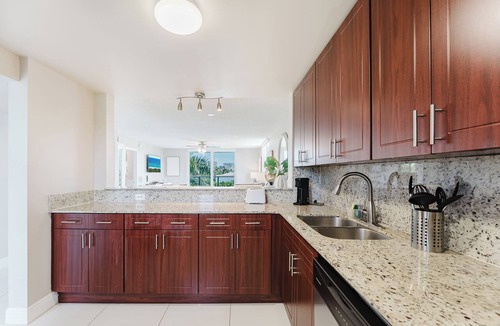 Boca Raton Apartment | Boca Raton - Across from Beach - Balcony Pool Parking 2BR