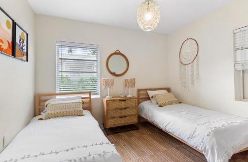 Miami Shores House | Boho 3br Miami Retreat Firepit & Outdoor Bar