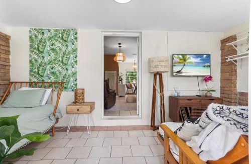 Miami Shores House | Boho 3br Miami Retreat Firepit & Outdoor Bar