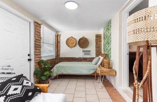 Miami Shores House | Boho 3br Miami Retreat Firepit & Outdoor Bar