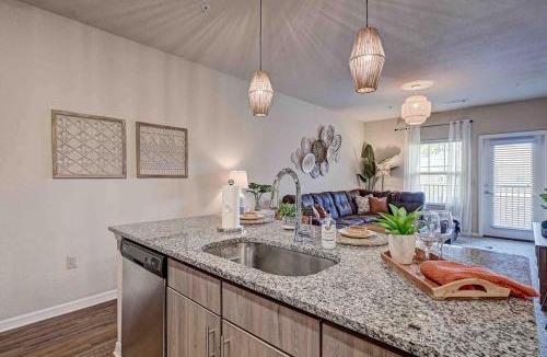 Northside Apartment | Boho Oasis w KING Bed w POOL Nr AIRPTShoppingDWTN