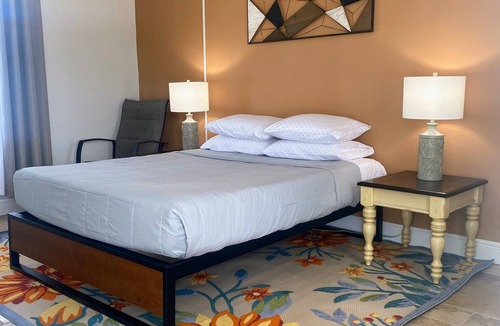 Rockledge Apartment | Bonsai ~ A Modern Motor Court