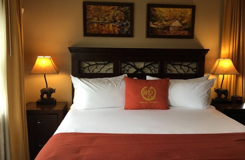 Gatlinburg Resort | BOOK NOW-OVERLOOKING GBURG Top of Mountain FAMILY SIZED CONDO