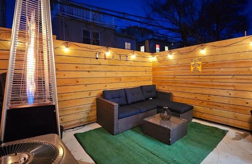 Newbold House | Book Now! See Tame Impala Live! KingBed & Hot Tub