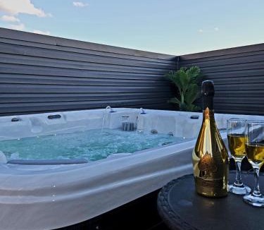 Newbold House | Book Now! See Tame Impala Live! KingBed & Hot Tub