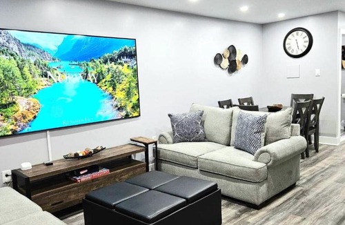 Newbold House | Book Now! See Tame Impala Live! KingBed & Hot Tub