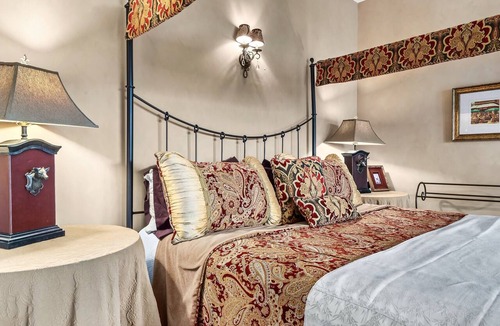 Townsend Hotel | Bordeaux Chalet Retreat - Deck and Fireplace