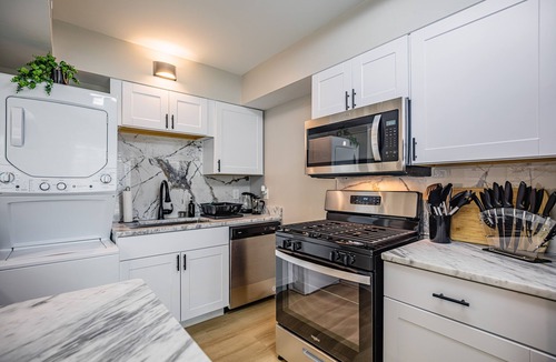 Downtown Memphis Apartment | Botanic KING suite in downtown with FREE PARKING