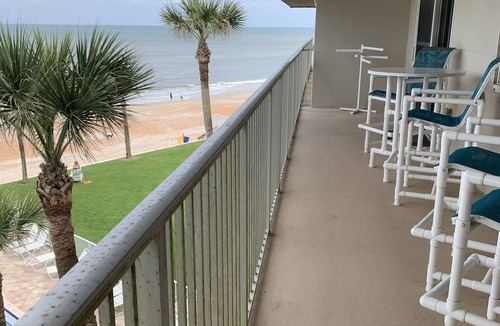 Glenwood Condo | BOUTIQUE OCEANFRONT PENTHOUSE CHARM