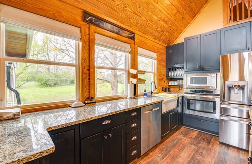 Bowdon Junction Cabin | Bowdon Cabin Stay Near Atlanta, Private Pool!