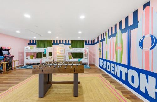 River District House | Bradenton Beach Club Poolside Estate Bunkroom