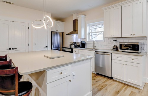 Savannah Victorian District Apartment | Brand-new apartment with great walkable location, central AC, & W/D - near golf