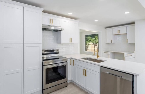 Killearn Estates House | Brand New Classy Modern Home Rests on Beautiful Park and Lake