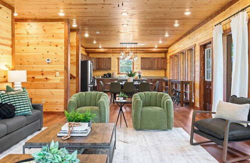 Seymour Cabin | Brand New Greenleaf Lodge ~Indoor Pool ~ Hot Tub