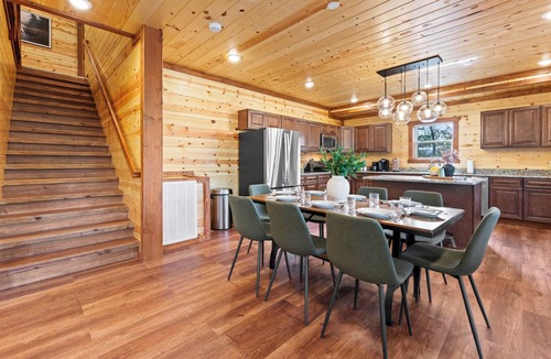 Seymour Cabin | Brand New Greenleaf Lodge ~Indoor Pool ~ Hot Tub