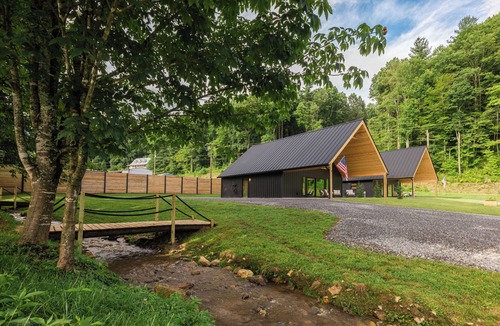Waynesville House | BRAND NEW Mountain Barndominium Retreat/Sleeps 6/4 Miles to Main St