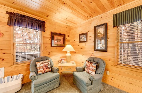 Sautee Nacoochee House | Braveheart Cabin- Cozy, large cabin w/ balcony & hot tub, walk-in shower