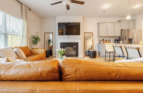 Union City House | Breathtaking 4Bd Townhome, 12 Mins from Airport, 25 Mins from World Cup Stadium!