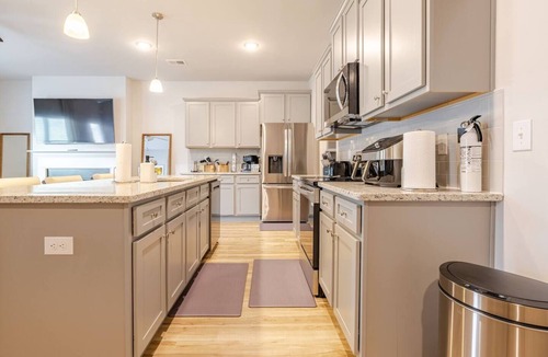 Union City House | Breathtaking 4Bd Townhome, 12 Mins from Airport, 25 Mins from World Cup Stadium!