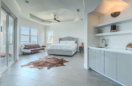 Caloosahatchee House | Breathtaking 6BD Riverfront Mansion w Pool