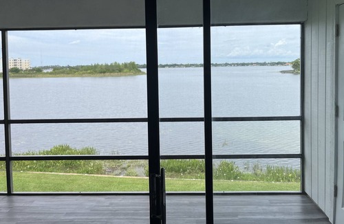 Northwest Orlando Condo | BREATHTAKING LAKE VIEW CONDO ON TOP FLOOR