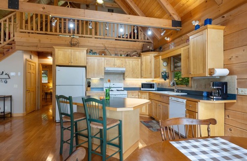 Hiawassee House | Breathtaking mountain views with 3 master suites, a hot tub + detached game room