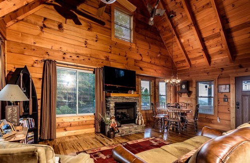 Boomer Cabin | Breathtaking views from Majestic Mountains "All Honey Ridge"