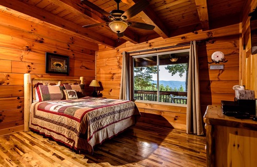 Boomer Cabin | Breathtaking views from Majestic Mountains "All Honey Ridge"