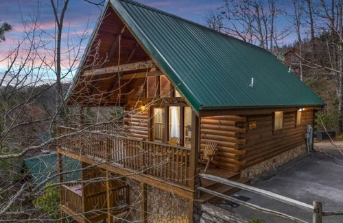 Black Bear Falls Cabin | Breathtaking views of the Smokies, 3 mins to Gatlinburg!