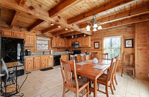 Sevierville Cabin | Breathtaking views, hot tub, game room, fire pit—and that secluded feeling♡