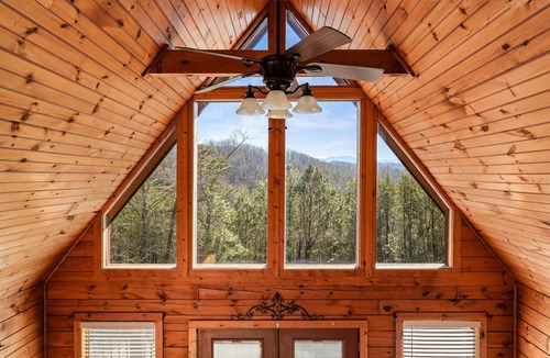 Sevierville Cabin | Breathtaking views, hot tub, game room, fire pit—and that secluded feeling♡