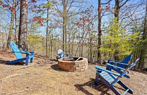 Sevierville Cabin | Breathtaking views, hot tub, game room, fire pit—and that secluded feeling♡