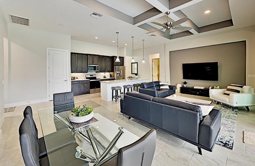 Pelican House | Breezy Getaway