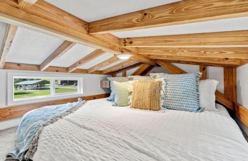 Sylva Apartment | Breezy - Riverfront Tiny Home, King Bed, and Deck!