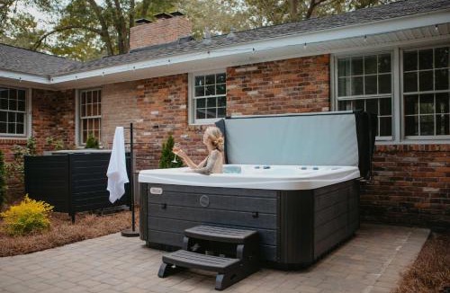 Aiken House | Briarwood Cottage Hot Tub Putt Putt Games