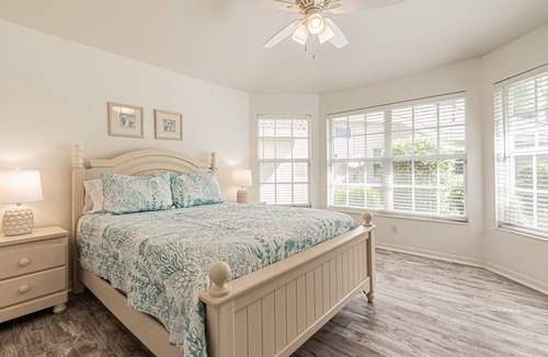 Central Naples House | Briarwood Newly decorated; Jan.2025 Discounted; heated pool, lake view, w/outdoor lanai space & TV