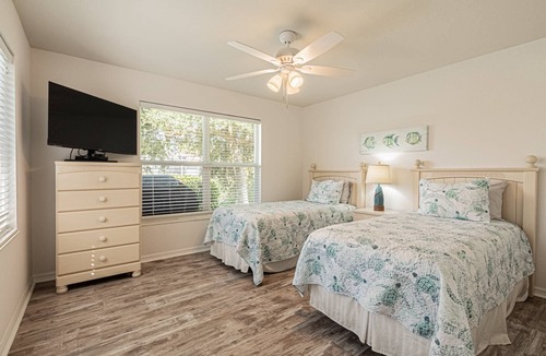 Central Naples House | Briarwood Newly decorated; Jan.2025 Discounted; heated pool, lake view, w/outdoor lanai space & TV