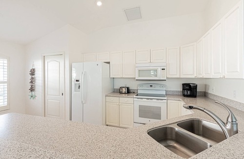 Central Naples House | Briarwood: Updated Heated Pool/Spa Home w/Lake Views from Lanai & Living Room!