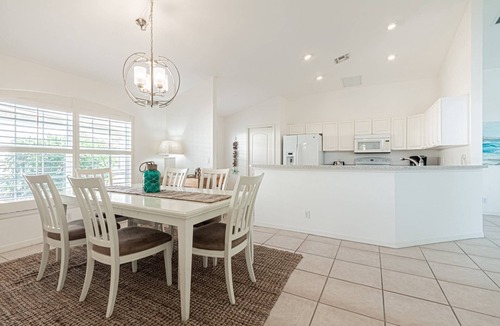 Central Naples House | Briarwood: Updated Heated Pool/Spa Home w/Lake Views from Lanai & Living Room!