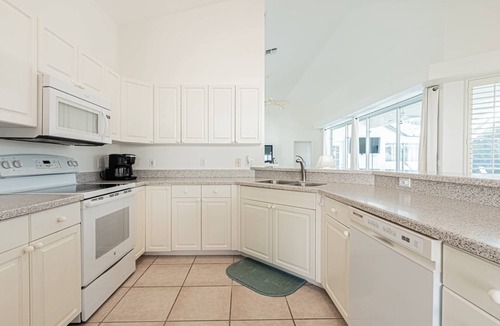 Central Naples House | Briarwood: Updated Heated Pool/Spa Home w/Lake Views from Lanai & Living Room!