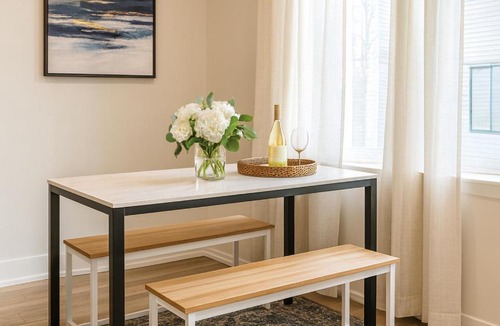 Kensington Apartment | Bright 2BR Apt ,Queen Bed ,Wi-Fi , WD,Sleeps4
