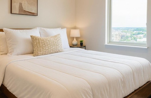 Kensington Apartment | Bright 2BR Apt ,Queen Bed ,Wi-Fi , WD,Sleeps4