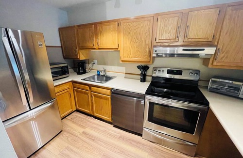 Foxcroft Square Apartment | Bright 2BR | Cherry Blossom View | Balcony