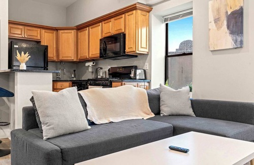 Old City Apartment | Bright 2BR Sleeps 6 Haven | Near The Liberty Bell