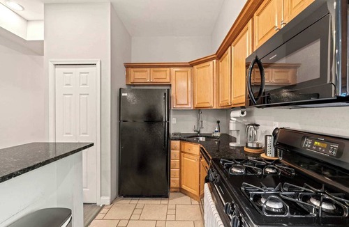 Old City Apartment | Bright 2BR Sleeps 6 Haven | Near The Liberty Bell