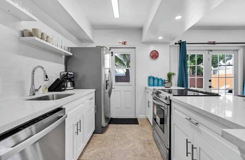West Hollywood House | Bright 3BR Home Private Pool, 18 mins to Ocean